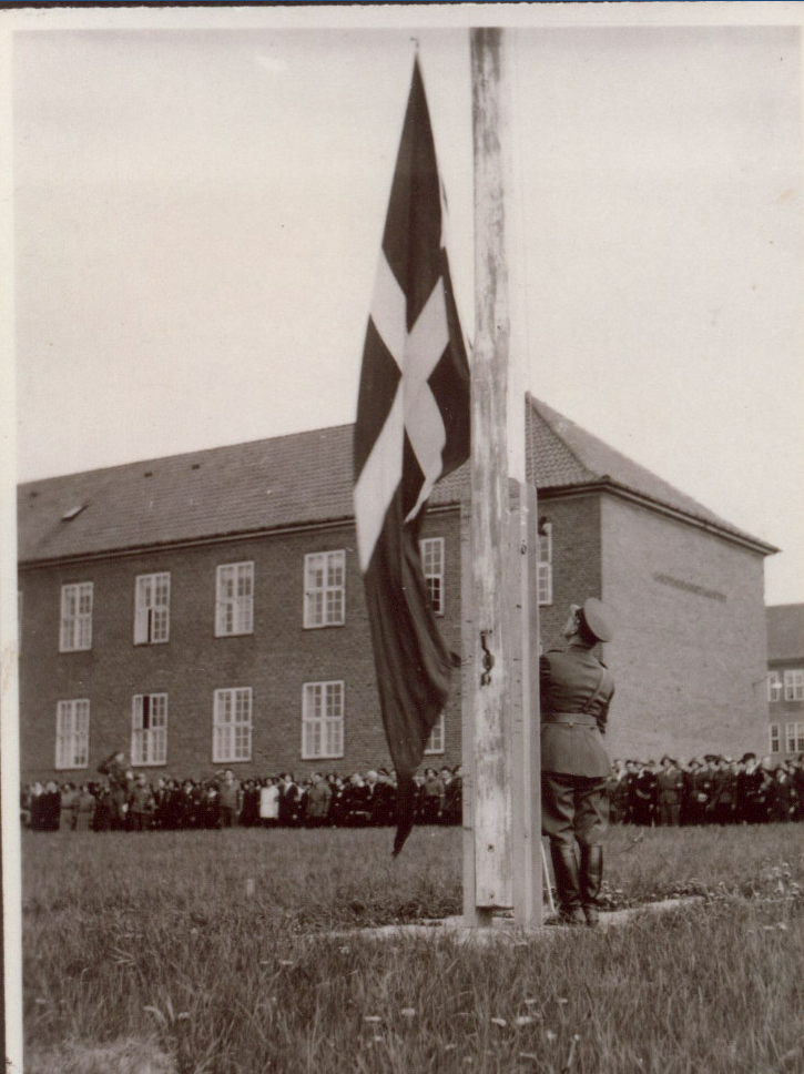 Modstandsbevægelsen opstillet til parade på GHR 13 maj 1945   NæsArk